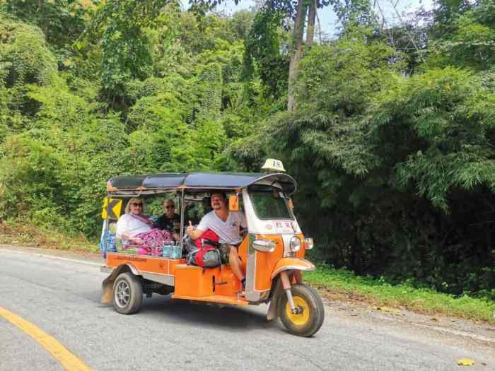 Petualangan Anti-Mainstream Naik Tuk-Tuk!